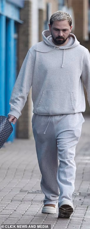 Dok nosi svoje osnovne stvari u dizajnerskoj torbi za pranje