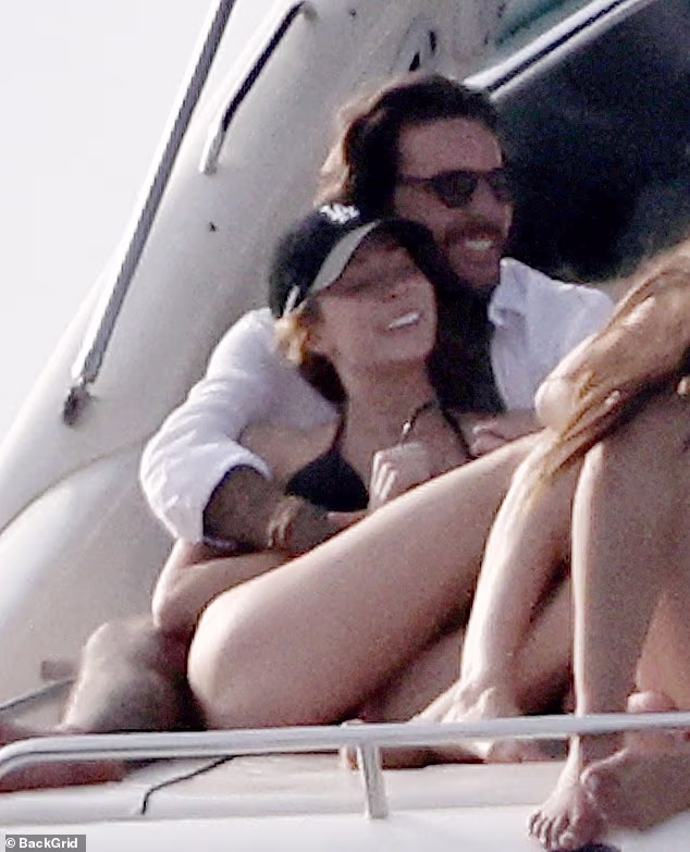 Fotografije prikazuju bivšu zvijezdu TOWIE s rukom na bedru zadivljujuće osobe u bikiniju dok je par upijao sunce na jahti (na slici kolovoz 2025.)