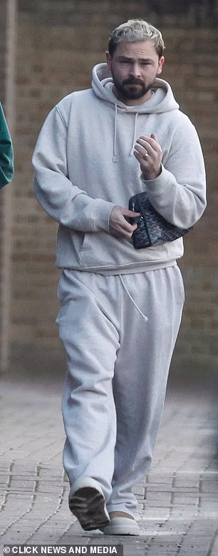 Snuždenog izgleda nosio je sivu trenirku i tenisice s