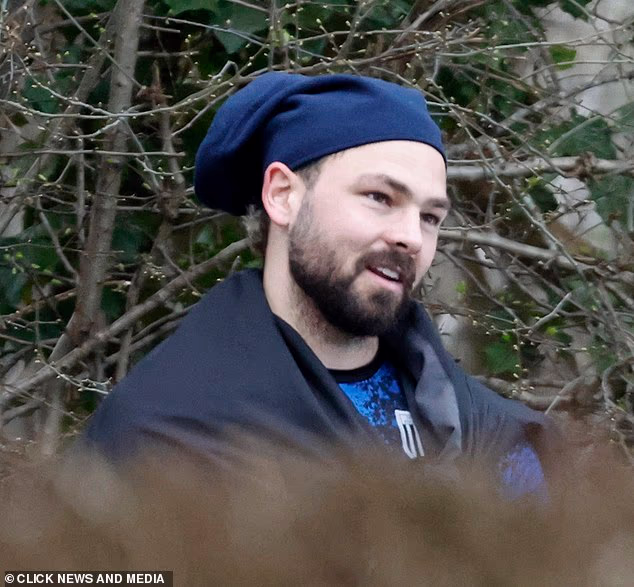 Izgledao je otkačeno sa snoodom na glavi