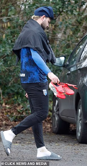 Odnio je svoje kopačke natrag u svoj auto