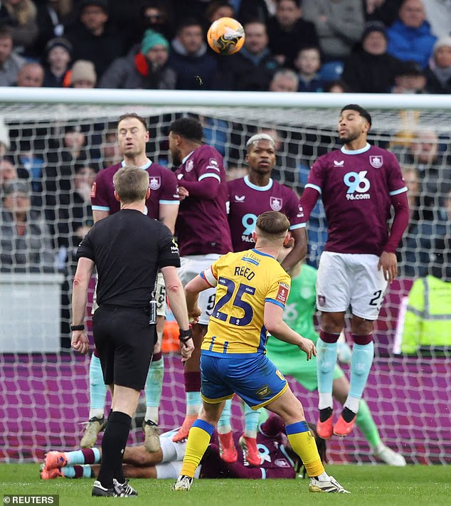 Reed je izveo zadivljujući slobodni udarac za Mansfield dok su uzvratili nakon pogotka