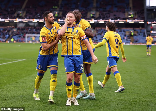 Reed slavi sa svojim suigračima nakon što je postigao pogodak koji se pokazao pobjedničkim