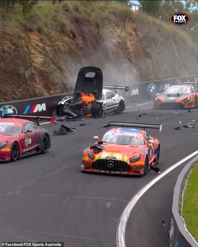 Porsche Johannesa Zelgera broj 79 i Aston Martin broj 14 uspostavili su kontakt u mrtvom kutu