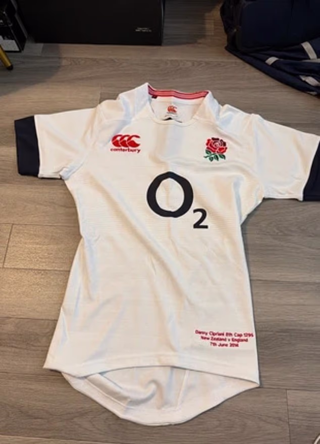 'Tijekom svoje karijere, Danny je nakupio ogromnu količinu ragbi opreme za utakmice, turneje i reprezentaciju iz Engleske, Sale Sharksa i međunarodnih utakmica', napisala je.