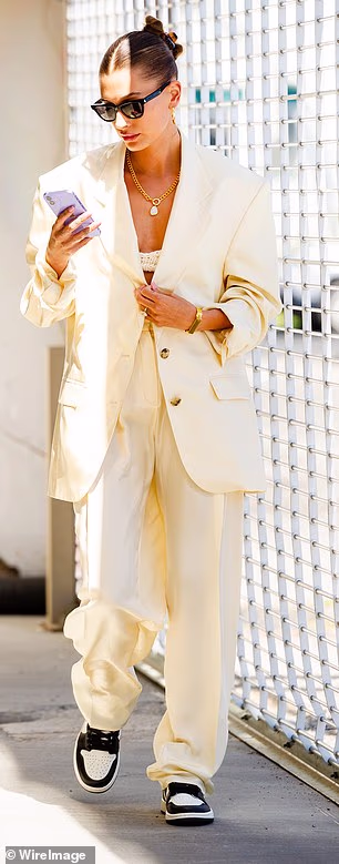 Hailey je viđena u LA-u u trodijelnom odijelu u izrazito svijetložutoj boji, dok je Olivia odabrala lookalike krem ​​boje u rujnu 2025.