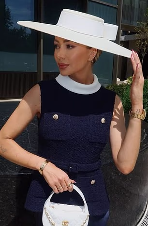 U kolovozu prošle godine Olivia je prisustvovala utrkama u nevjerojatno elegantnoj plavoj haljini s bijelim dekolteom i pripadajućim disk šeširom