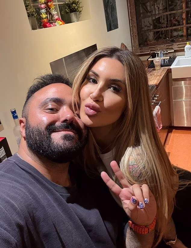 Ono što je započelo kao 'nekoliko tihih pića' brzo je eskaliralo okupljanjem glavnih članova ekipe. I u početku je bilo bezopasno - onda se pojavio još jedan novinar