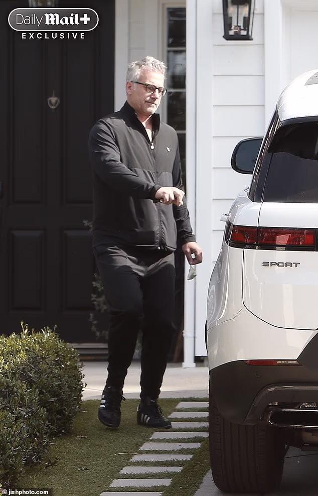 Bivši televizijski srcolomac pokazuje svoje atletsko tijelo u crnim džogerima i trenirci tijekom vikend izlaska u Los Angelesu