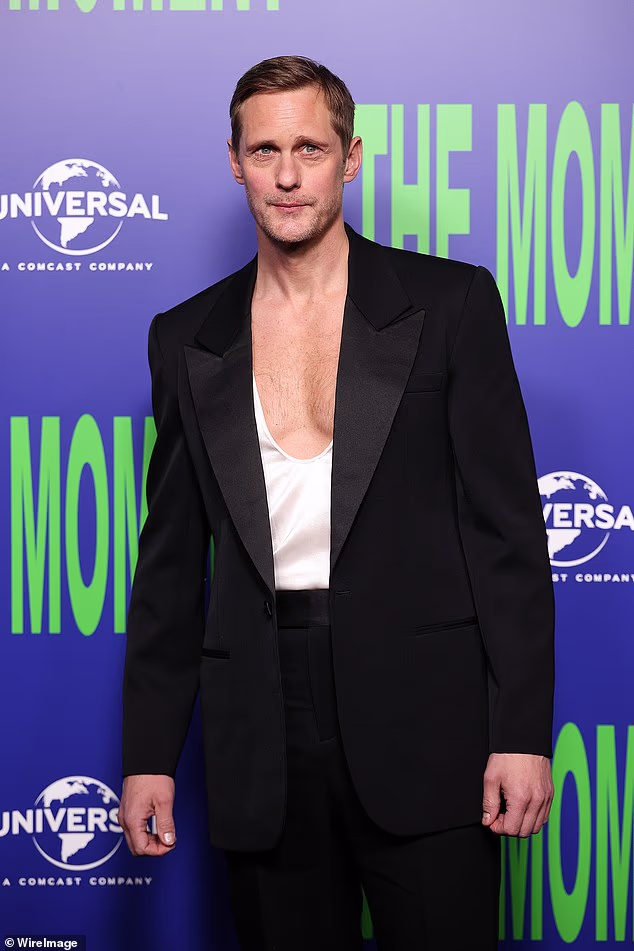 U međuvremenu je Alexander, koji također glumi u filmu, privukao pažnju dok je pokazao svoja gola prsa u neobičnoj dubokoj majici od bijelog satena.