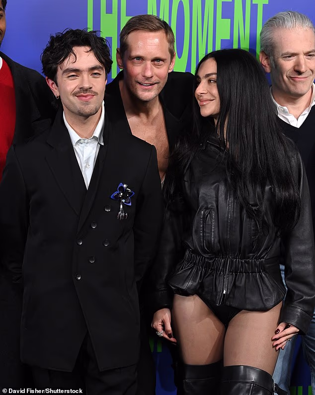 Charli je bila sva nasmijana dok je pozirala s kolegom Alexanderom i Aidanom Zamirijem (L)