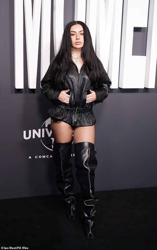 Dolazi kad je Charli otkrila da je 'definitivno blizu' da doživi isti 'slom' kao i njezin alter-ego na ekranu u svom novom filmu The Moment