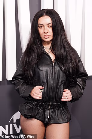 Charli je izazvala oluju na crvenom tepihu za svoju britansku premijeru