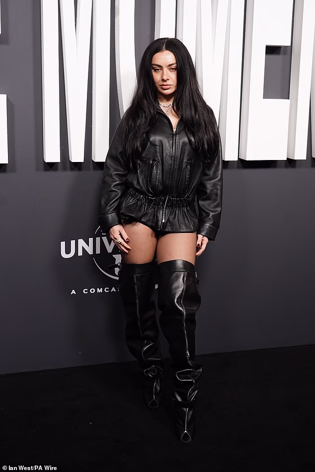 Hitmejkerica BRAT najpoznatija je po svom drskom ponašanju, a to je podigla na nove visine glumeći pretjeranu verziju sebe u lažnom dokumentarcu