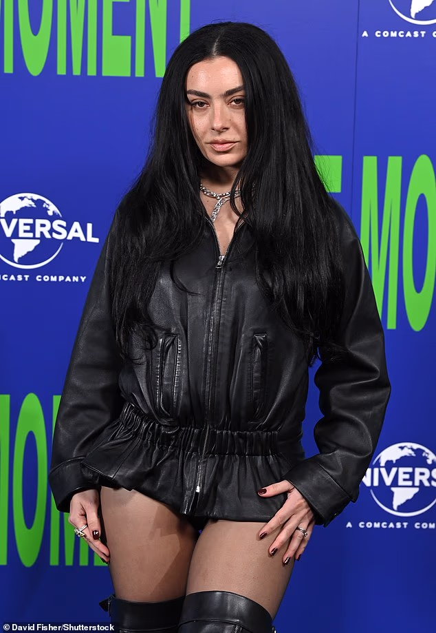 Charli je izgledao oštro u crnoj kožnoj jakni