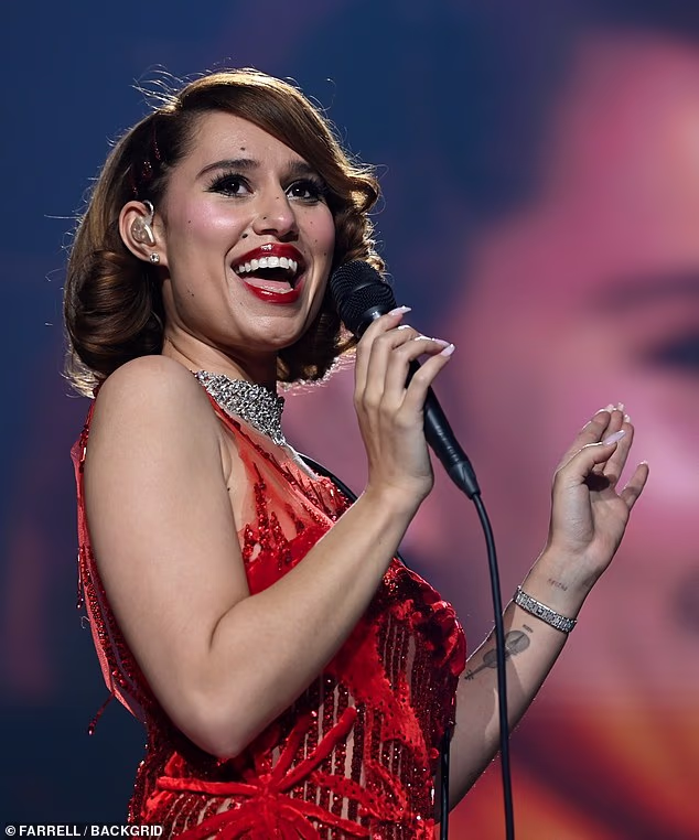 Na svom Instagram Storyju u utorak navečer, Raye je napisala: 'Potpuno sam shrvana zbog 65 vlasnika ulaznica kojima je odbijen ulazak na našu parišku predstavu u nedjelju navečer' (Viđeno u Manchesteru)