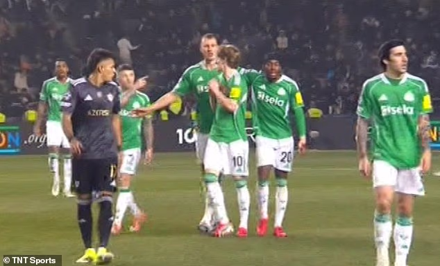 Gordon se posvađao s Kieranom Trippierom i činilo se da je riječ o tome da on izvodi jedanaesterac