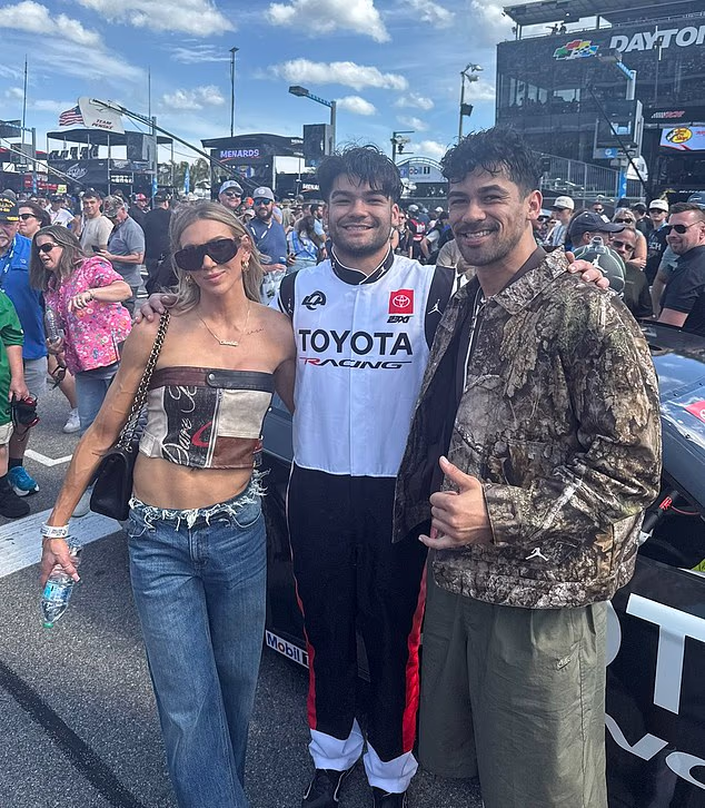 Insajder je za Daily Mail rekao da se Flair zabavljala s Pukom i njegovim bratom Samsonom, ali da je ona 'još uvijek slobodna' i da se samo zabavljala na događaju