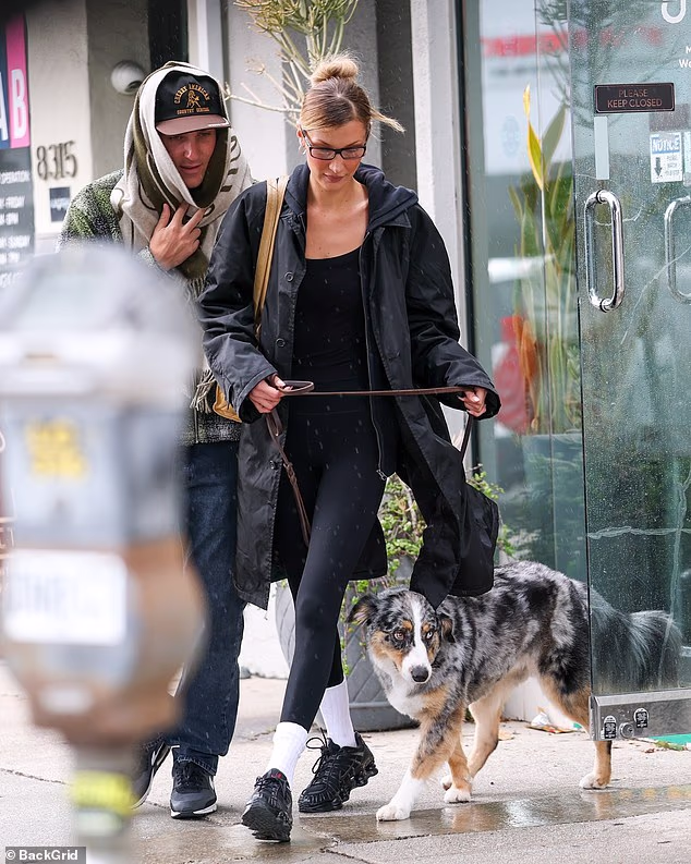 Supermodel je obukla ležernu odjeću jednog kišnog dana u Los Angelesu dok je slikana kako napušta The Artist Tree Dispensary Beverly Hills