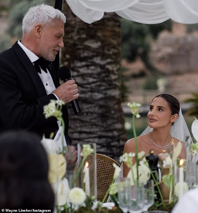 Prvi dani njegove trijeznosti nisu bili bez izazova, jer se Linekerova kći Tia trebala udati za svog dugogodišnjeg partnera na Mallorci samo četiri tjedna nakon njegova liječenja