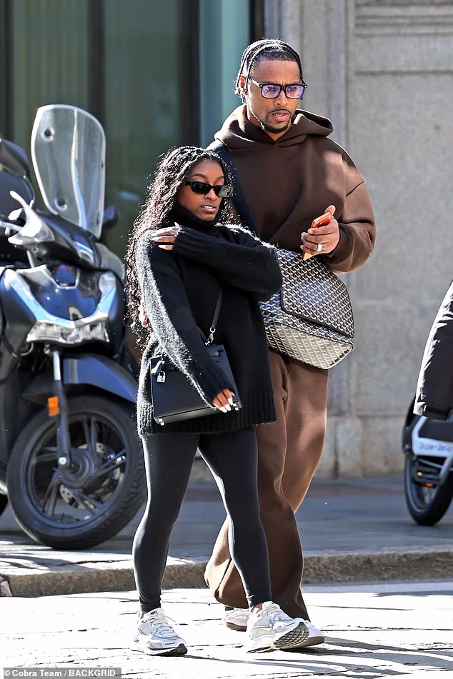 Izlazeći nakon pljačke u četvrtak, par je spakirao dlanovnik dok su hodali ruku pod ruku ulicom