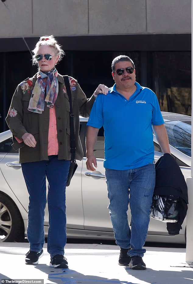 Shepherdov odani pomoćnik bio je uz nju tijekom slavljeničke, ali opuštene prilike