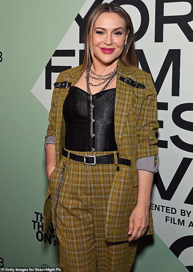 Alyssa Milano također se oglasila na Instagramu kako bi podijelila dirljivu posvetu Daneu - s kojim je glumila u seriji Charmed; Milano viđen 2025. u New Yorku