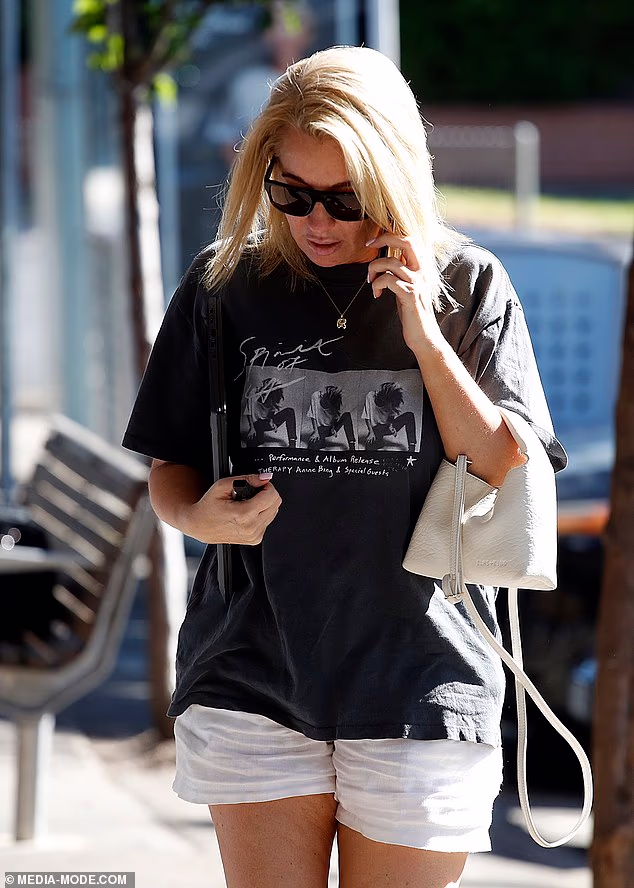 Unatoč tome što se pojavila neraspoložena, Rebecca je stvorila ležernu šik figuru, izašavši u majicu kratkih rukava s grafikama od 226 dolara LA etikete Anine Bing