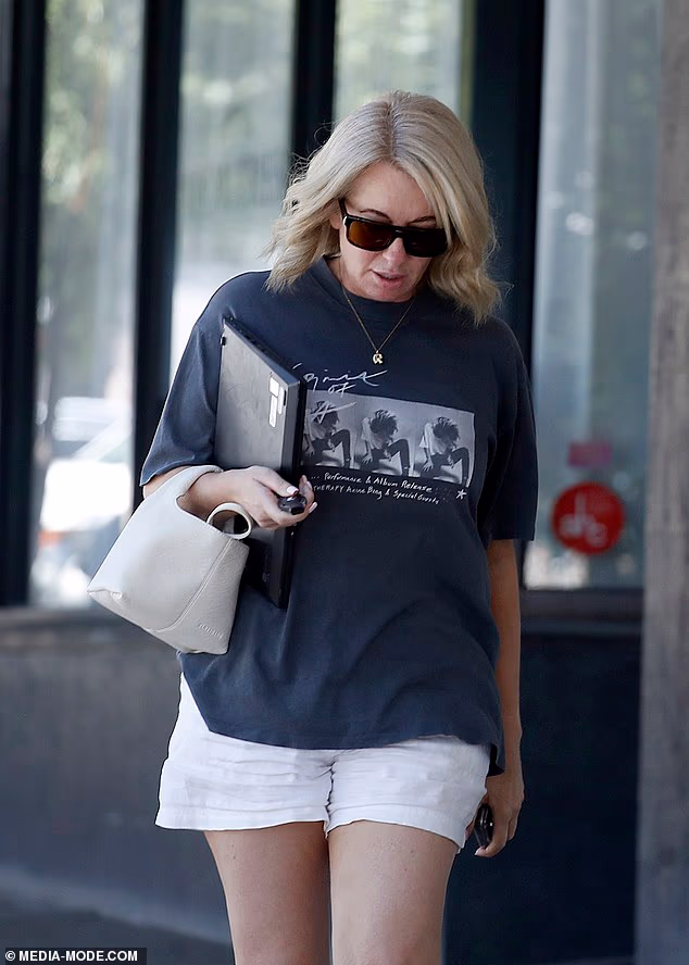 Reality zvijezda nosila je i malu bijelu kožnu torbicu kao i laptop, što sugerira da je na putu obaviti neki posao