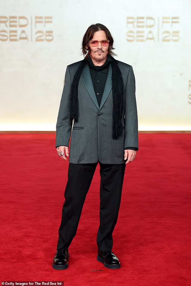 Izvor je rekao: 'Živio je praktično bez stanarine u jednoj od kuća koje Johnny posjeduje iznad Sunset Stripa. Rekao je Ericu da plati stanarinu koliko god može ili ne može.