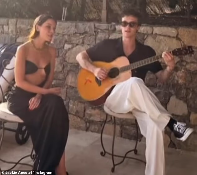 Cruz je snimljen kako vodi Apostel u akustičnoj izvedbi često obrađivane ljubavne pjesme Somethin' Stupid