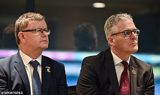 Tišina na vrhu: predsjednik GAA Jarlath Burns (desno) sa šefom camogie Brianom Molloyem