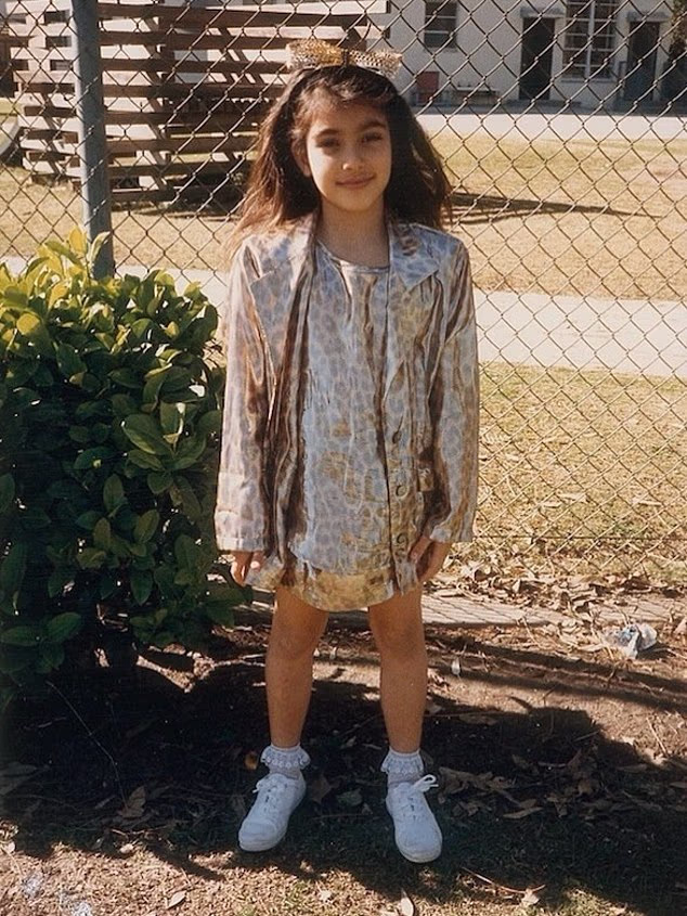 Slike prikazuju Kim odjevenu za nastup talenata, kako izvodi hit Belinde Carlisle s nekim od svojih prijatelja, a svi su obučeni u kostime koje je naručila njezina baka MJ