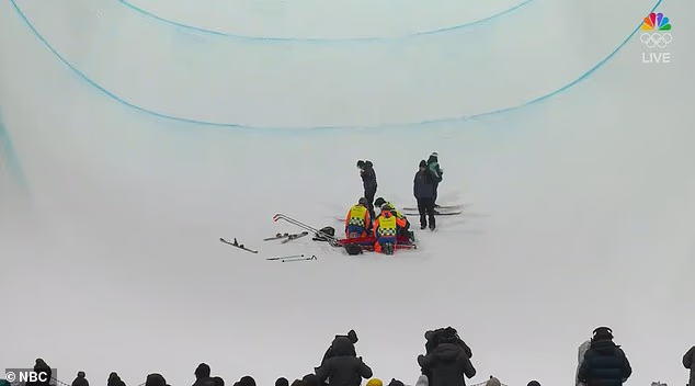 Liječnici su mu pohitali u pomoć dok su ga uznemirene gomile čekale da vide je li dobro