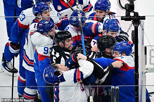 Slovak broj 81 Erik Cernak (desno) udara u SAD-a broj 19 Matthewa Tkachuka u petak