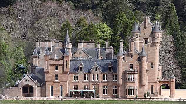 Izdajice su snimljene u dvorcu Ardross iz 19. stoljeća. Nalazi se blizu Alnessa, sjeverno od Invernessa (na slici)