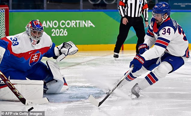 Slovak broj 33 Stanislav Skorvanek (L) i SAD broj 34 Auston Matthews bore se za pak