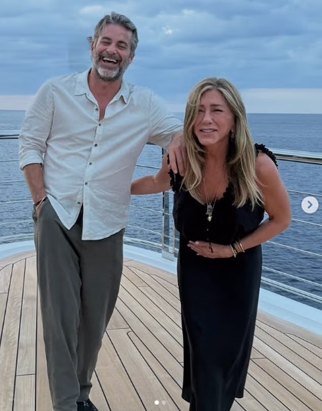 Aniston i njezin wellness guru djevojka jačaju već otprilike godinu dana nakon što su ih upoznali zajednički prijatelji