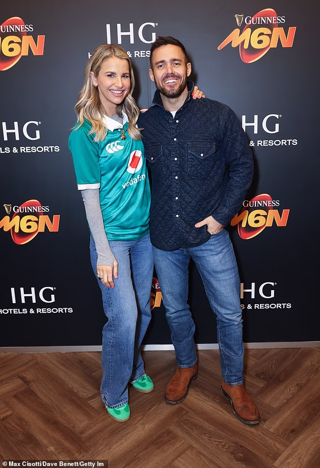 U međuvremenu, Spencer se ugrijao u podstavljenu tamnoplavu jaknu i plave traper traperice dok je ležao kod svoje supruge za nekoliko slatkih fotografija