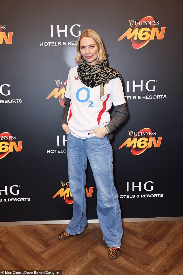 U međuvremenu, Jodie je podržala Englesku u klasičnom bijelom domaćem dresu, dodajući šal sa životinjskim uzorkom, svijetloplave traperice i tenisice s leopardovim uzorkom dok je pozirala na stadionu