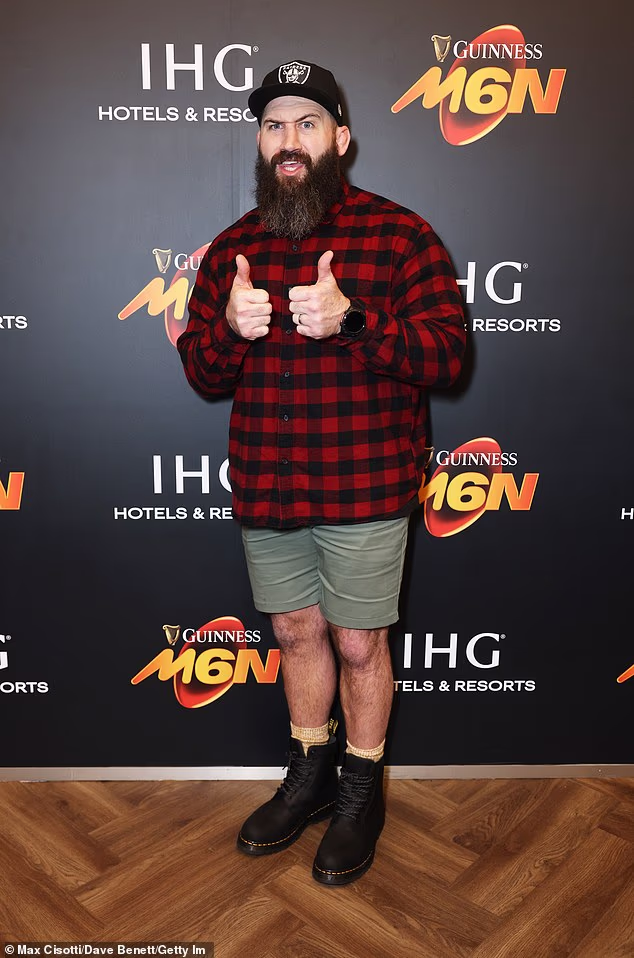 Joe, 35, držao se ležerno u crveno-crnoj kariranoj košulji i kaduljastozelenim kratkim hlačama, dajući kamerama dva palca gore