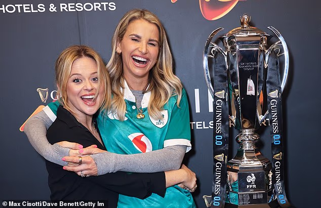 Podržavajući svoj tim, Vogue je odjenuo dres Irske za ragbi i omotao ruke oko Emily za slatku fotografiju