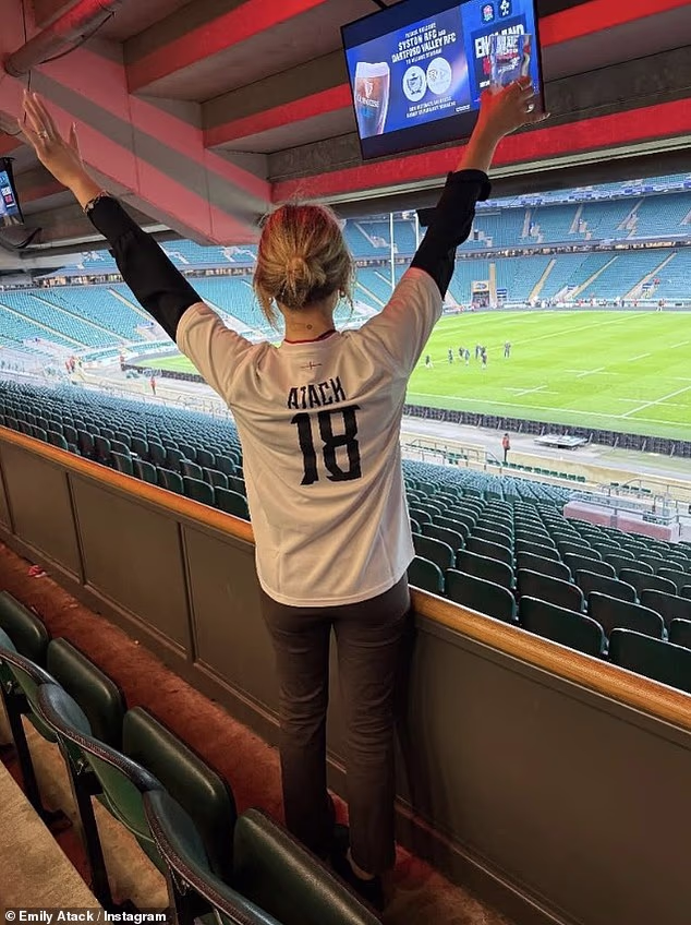 Za utakmicu, Emily je nosila vlastitu personaliziranu ragbi majicu ukrašenu njezinim prezimenom na leđima