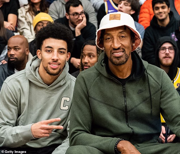 Scotty Pippen Jr. prikazan je uz svog oca, Scottieja Pippena, na srednjoškolskoj utakmici 2022.