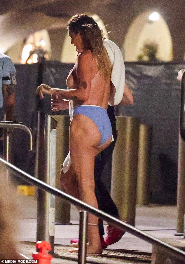 Šetala je šetalištem izlažući raskošnu predstavu u svom natopljenom donjem rublju