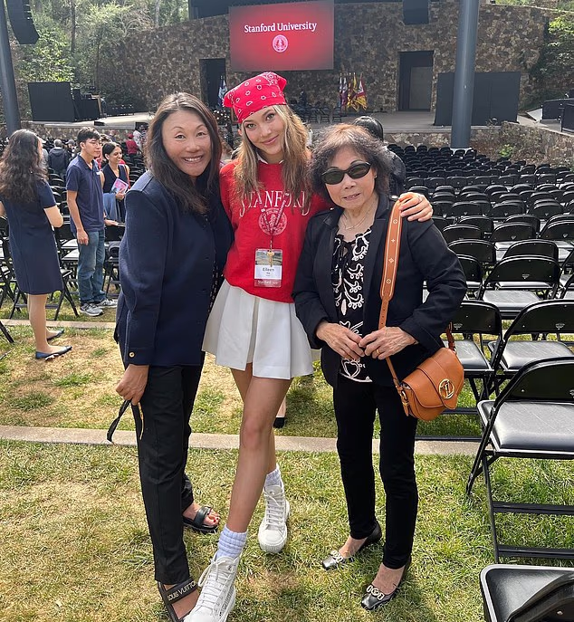 Skijašica slobodnog stila na fotografiji je sa svojom majkom Yan Gu (lijevo) i bakom Feng