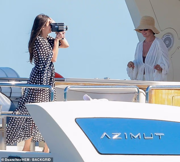 Tek slobodna 37-godišnjakinja upotrijebila je nešto što je izgledalo kao Super 8 kamera kako bi snimila peterostruku nominiranku za Emmy u njezinom prozirnom bijelom kaftanu preko crno-bijelog kupaćeg kostima