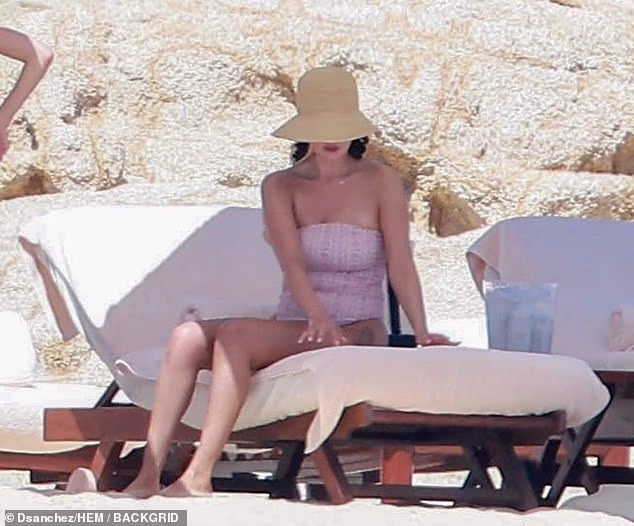 Bio je visoki vrč vode pokraj najboljeg prijatelja Taylor Swift na ležaljci dok je ležala na zimskom vremenu od 75 F