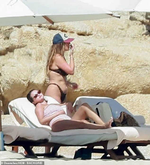 Pjevačica In the Darka je u jednom trenutku skinula šešir dok se opuštala na ležaljci