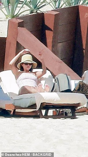 Gomez je nosio tamne sunčane naočale